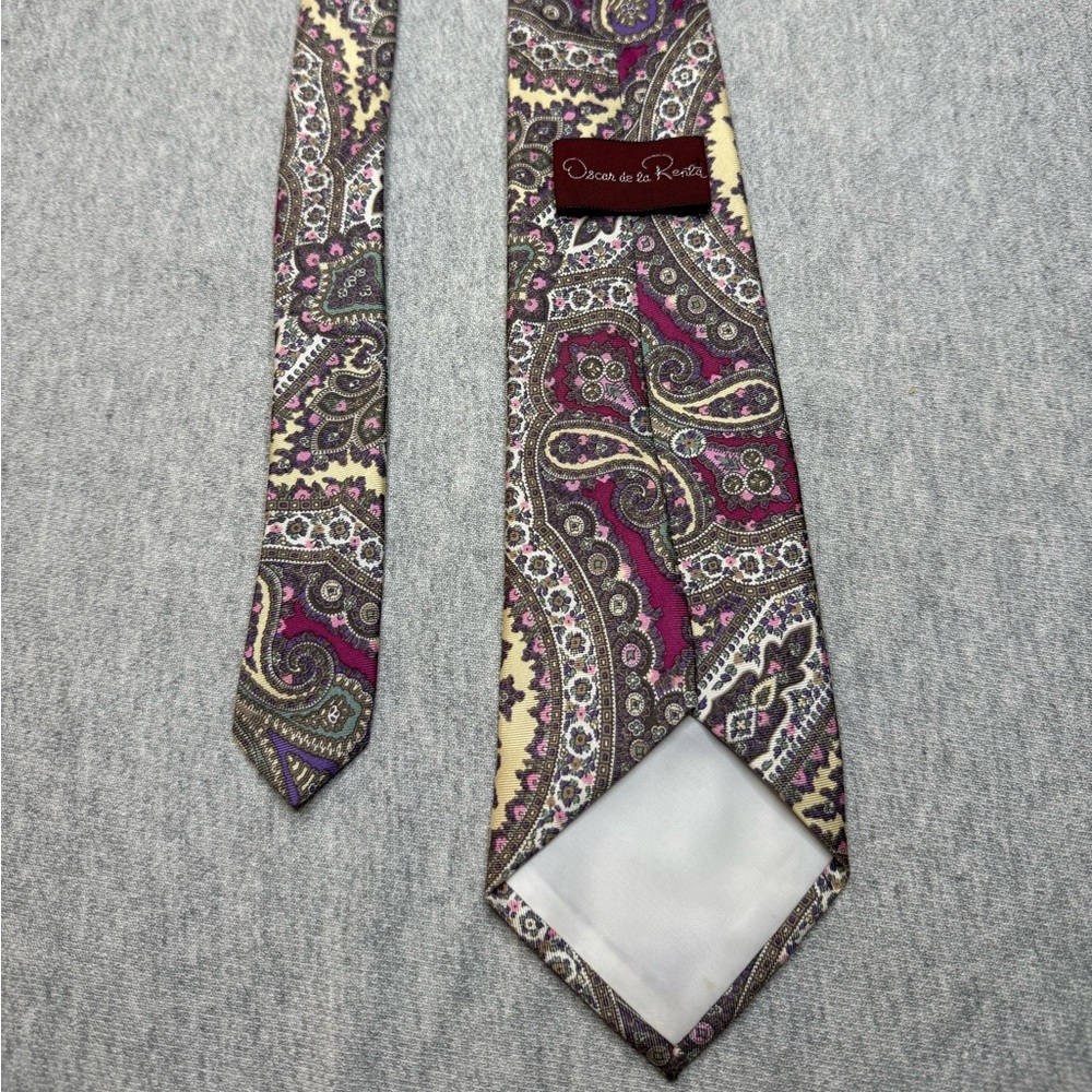 Oscar de la Renta Red and Cream Paisley Tie